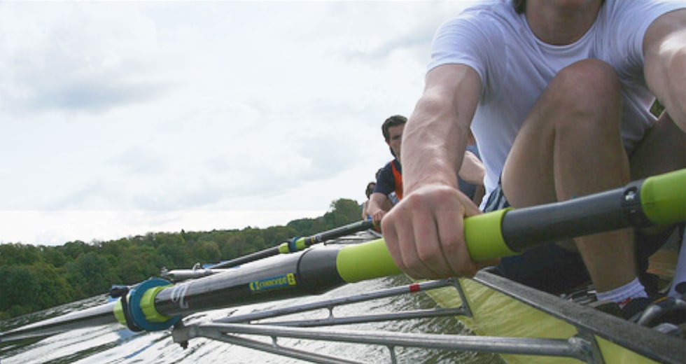 gros plan sur des mains d'hommes pratiquant l'aviron sur le lac d'Enghien