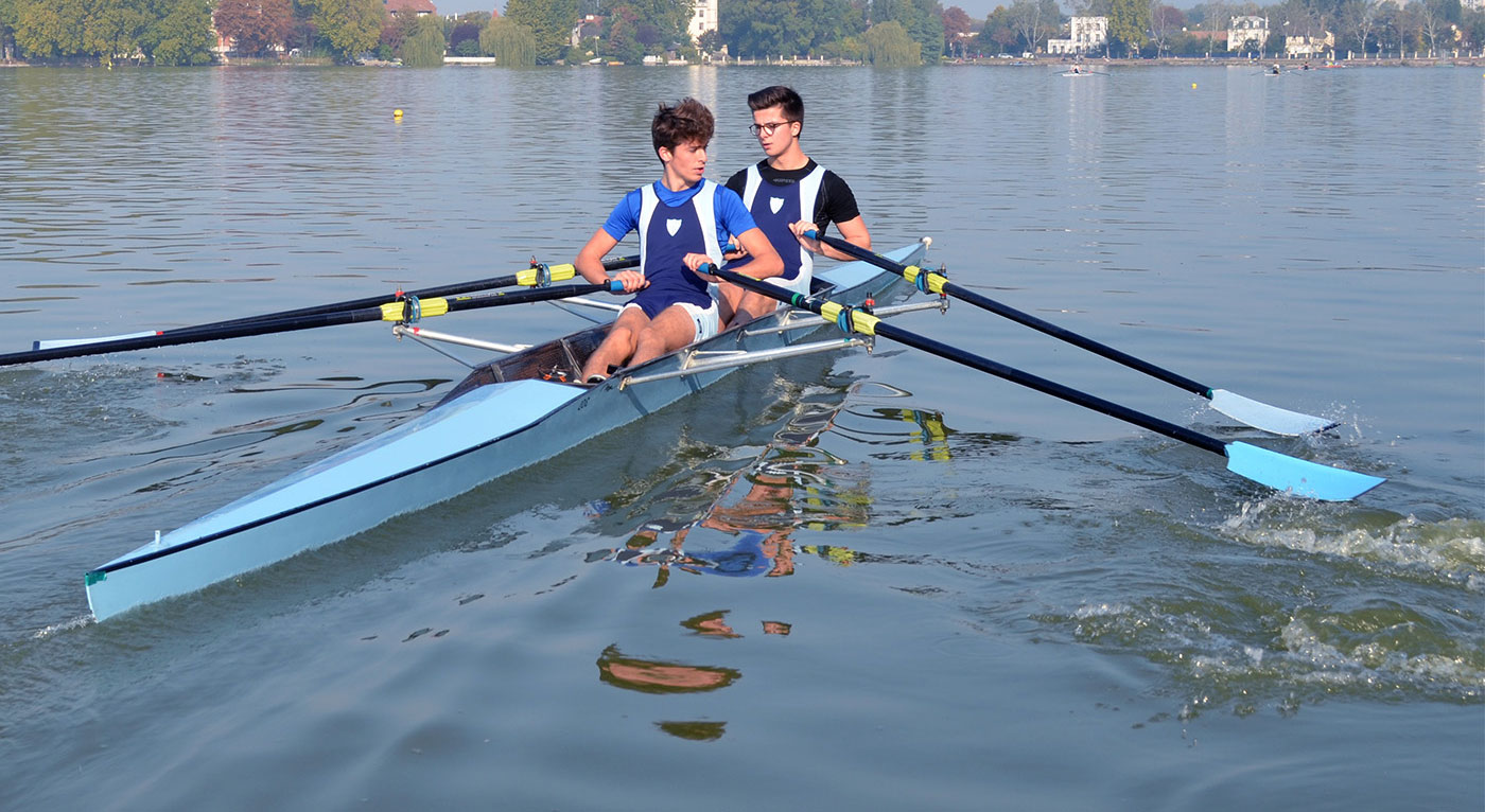 jeunes hommes pratiquant l'aviron sur le lac d'Enghien