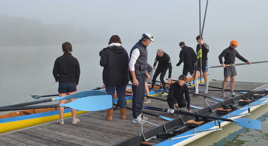 préparatifs sur le quai avant la pratique de la voile sur le lac d'Enghien