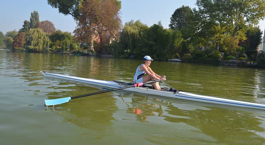 jeune femme pratiquant l'aviron sur le lac d'Enghien